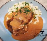 Teľací paprikáš s domácimi haluškami,čerstvý uhorkový šalát so smotanou